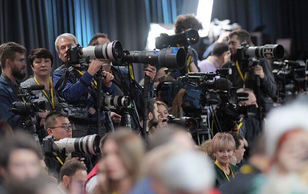 На пресс-конференции собралось рекордное количество представителей СМИ. На мероприятие было аккредитировано 1 702 журналиста
 - Sputnik Грузия