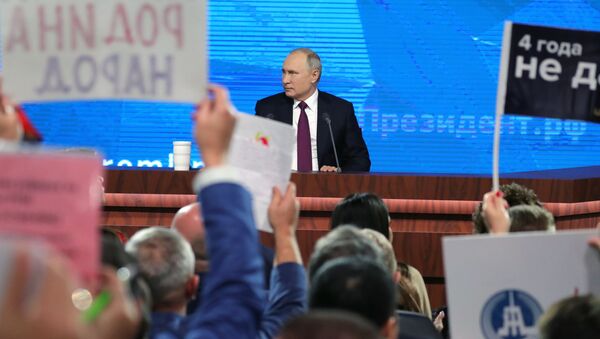 Президент РФ Владимир Путин во время ежегодной большой пресс-конференции в Центре международной торговли на Красной Пресне - Sputnik Грузия