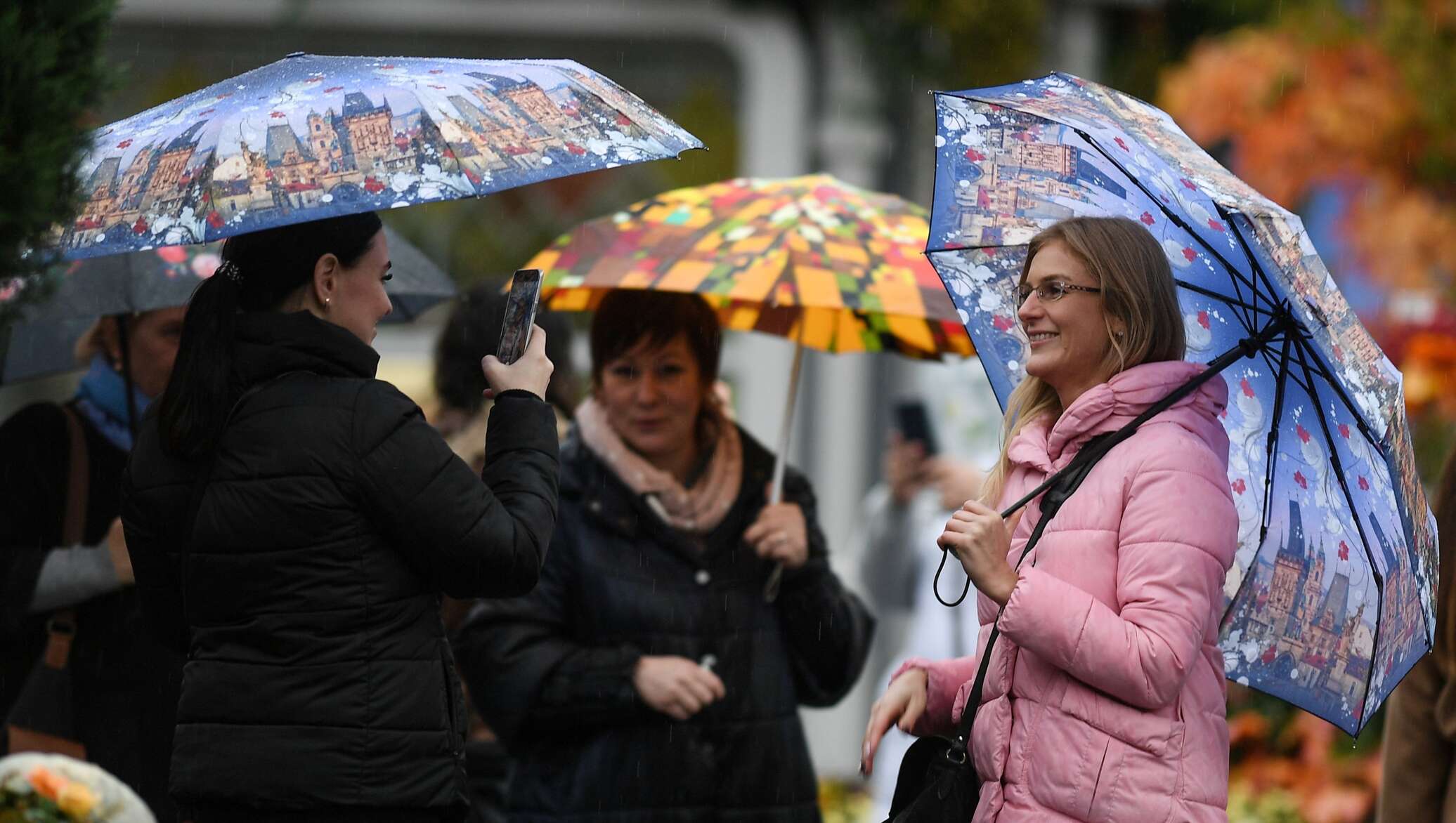 Улица с зонтиками. Прохожий с зонтиком. Человек с зонтиком. Люди с зонтами на улице.