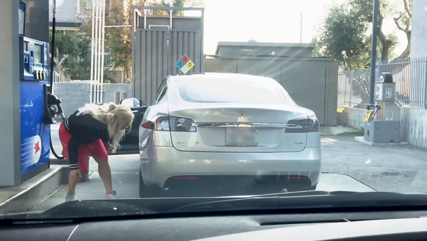 Попытка блондинки заправить электромобиль бензином попала на видео - Sputnik Грузия
