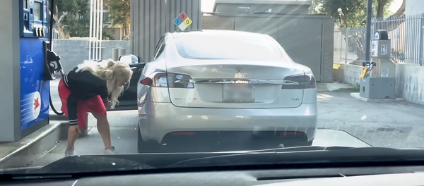 Попытка блондинки заправить электромобиль бензином попала на видео - Sputnik Грузия