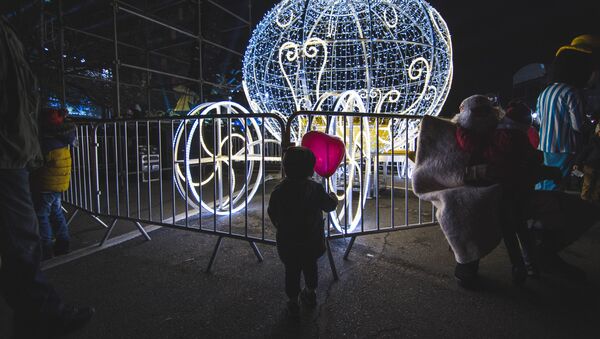 Дети смотрят на новогодние украшения на улицах столицы Грузии - Sputnik Грузия