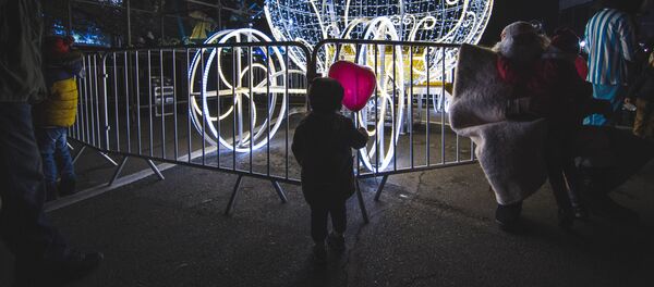 ბავშვები საახალწლო მორთულობასთან ბავშვები საახალწლო მორთულობასთან - Sputnik საქართველო