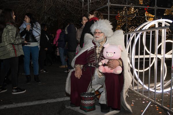 У главной новогодней елки можно встретить грузинского Дед Мороза - Товлис Бабуа - Sputnik Грузия