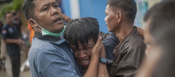 Скорбящий мужчина, который только что опознал тело одной из жертв цунами, Индонезия Скорбящий мужчина, который только что опознал тело одной из жертв цунами, Индонезия - Sputnik Грузия