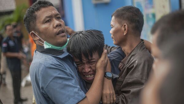 Скорбящий мужчина, который только что опознал тело одной из жертв цунами, Индонезия - Sputnik Грузия