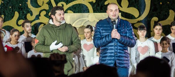 Мамука Бахтадзе и Каха Каладзе у главной новогодней елки Грузии Мамука Бахтадзе и Каха Каладзе у главной новогодней елки Грузии - Sputnik Грузия