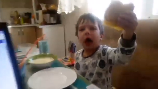 Колбаса плохая, она убегает: непокорный бутерброд испортил утро малышу – видео - Sputnik Грузия