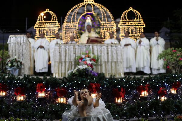 Рождественская месса в католической церкови Святой Марии в Дубае  - Sputnik Грузия