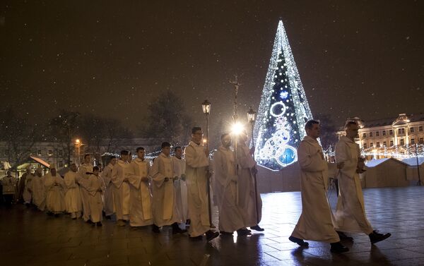 Священнослужители во время рождественской мессы в Литве  - Sputnik Грузия