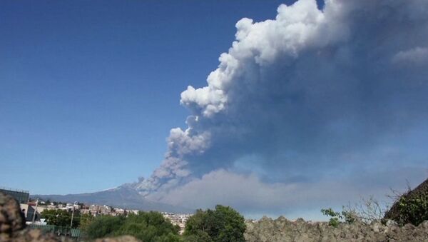 Извержение вулкана Этна - видео очевидца - Sputnik Грузия