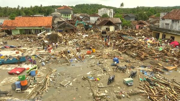 Последствия цунами в Индонезии - видео с места бедствия - Sputnik Грузия