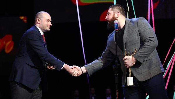 Мамука Бахтадзе вручает награду лучшему спортсмену года - Лаше Талахадзе - Sputnik Грузия