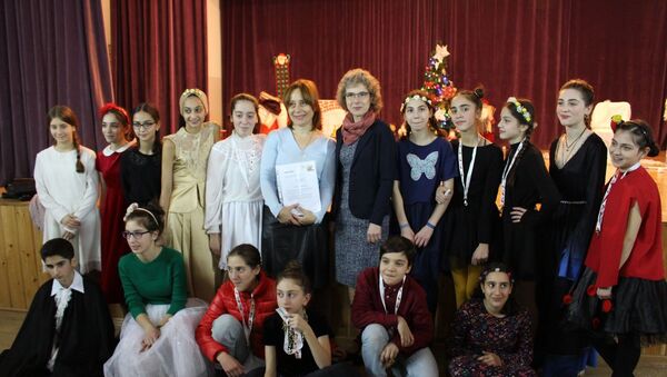 Грузинская учительница Зеинаб Мурджикнели с учениками - Sputnik Грузия