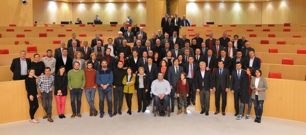 პარლამენტის დეპუტატები ქუთაისში სხდომის შემდეგ - Sputnik საქართველო