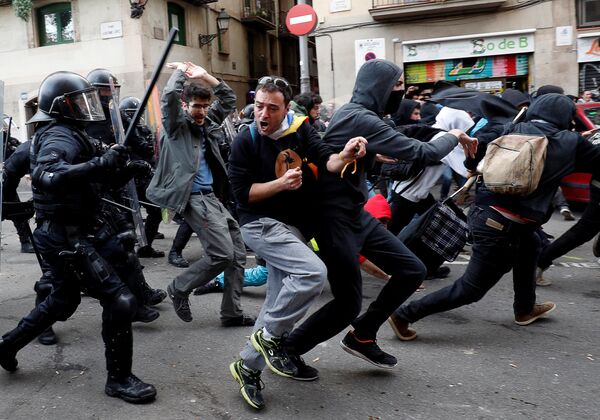 Столкновение демонстрантов с полицией во время протестов против заседания Кабинета министров Испании в Барселоне - Sputnik Грузия