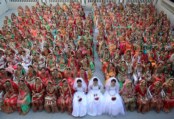 Девушки-невесты во время массовой свадебной церемонии в Индии  - Sputnik Грузия