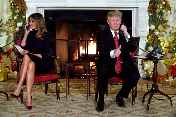 Президент США Дональд Трамп и его супруга Мелания во время получения информации о том, как в Штатах празднуют начало Рождества - Sputnik Грузия