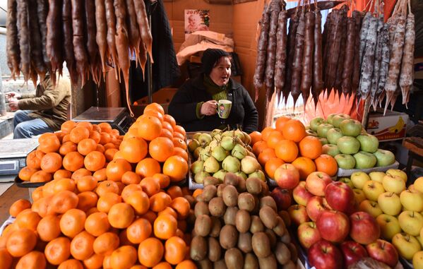 Продавцы выставляют на прилавки лучший товар, на рынках много сладостей и фруктов - Sputnik Грузия
