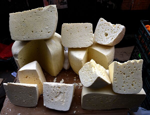 В Грузии любят сыр и тут на выбор широкий ассортимент, главное - договориться с продавцом по цене - Sputnik Грузия