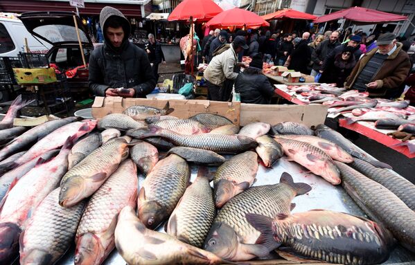 Рыбные ряды в предновогодние дни напоминают базар в каком-нибудь приморском городе - Sputnik Грузия