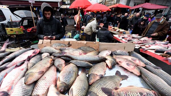 Торговля рыбой на Навтлугском базаре. Новогодний рынок - Sputnik Грузия