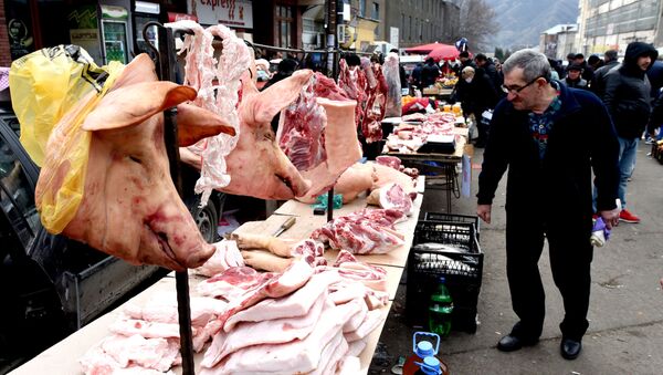 Торговля свининой, салом и поросятами на Навтлугском базаре. Новогодний рынок - Sputnik Грузия