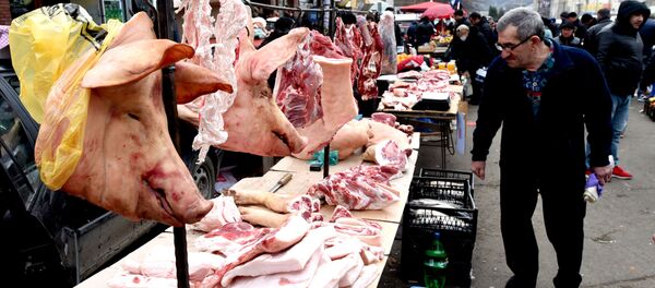 Торговля свининой, салом и поросятами на Навтлугском базаре. Новогодний рынок - Sputnik Грузия