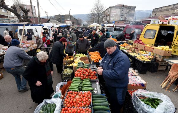 Но кажется, что даже несмотря на наличие огромного количества магазинов, людей перед Новым годом на рынках и базарах меньше не становится - Sputnik Грузия