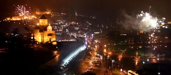 ახალი წლის დადგომისას ათასობით ფეიერვერკმა თბილისის ცა გაანათა - Sputnik საქართველო