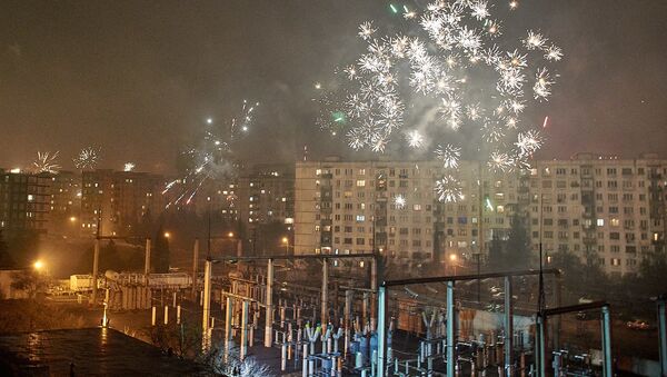 Фейерверки над жилым районом Варкетили в новогоднюю ночь - Sputnik Грузия