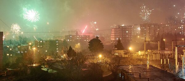 Фейерверки над жилым районом Варкетили в новогоднюю ночь - Sputnik Грузия