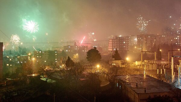 Фейерверки над жилым районом Варкетили в новогоднюю ночь - Sputnik Грузия