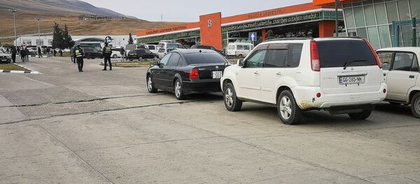 Очередь на перерегистрацию машин у Агентства сервисного обслуживания МВД Грузии - Sputnik Грузия