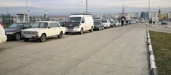 Очередь на перерегистрацию машин у Агентства сервисного обслуживания МВД Грузии - Sputnik Грузия