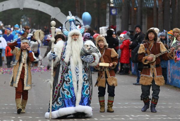 Дед Мороз изображается как старик в цветной — голубой, синей, красной или белой шубе, с длинной белой бородой и посохом в руке, в валенках - Sputnik Грузия