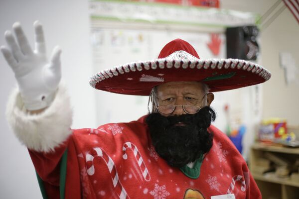 В 70-х годах прошлого века в рамках борьбы за права техасских мексиканцев был выдуман собственный герой Рождества - Панчо Клаус. Он, как и Санта-Клаус, раздает детишкам подарки - Sputnik Грузия
