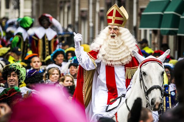 Дед Мороз в Нидерландах и Бельгии Синтерклаас. Он является главным героем одноименного ежегодного фольклорного фестиваля. Дети и взрослые отмечают День святого Николая 5 или 6 декабря - Sputnik Грузия