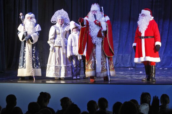 Дед Мороз и эстонский Йыулувана на праздничной встрече в Выборге - Sputnik Грузия