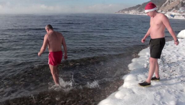 Любители зимнего купания искупались в Байкале и загорали на снегу - Sputnik Грузия