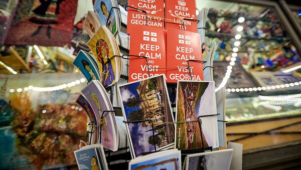 Туристические буклеты и открытки в сувенирном магазине - Sputnik Грузия