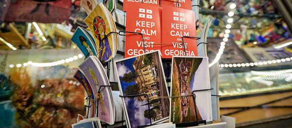Туристические буклеты и открытки в сувенирном магазине - Sputnik Грузия