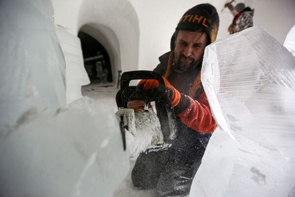 Мастера из трехметровых снежных кубов делают настоящие произведения искусства - Sputnik Грузия