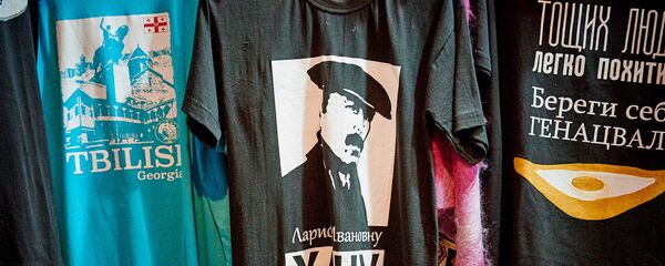 Майка с Мимино - грузинские сувениры для туристов Майка с Мимино - грузинские сувениры для туристов - Sputnik Грузия