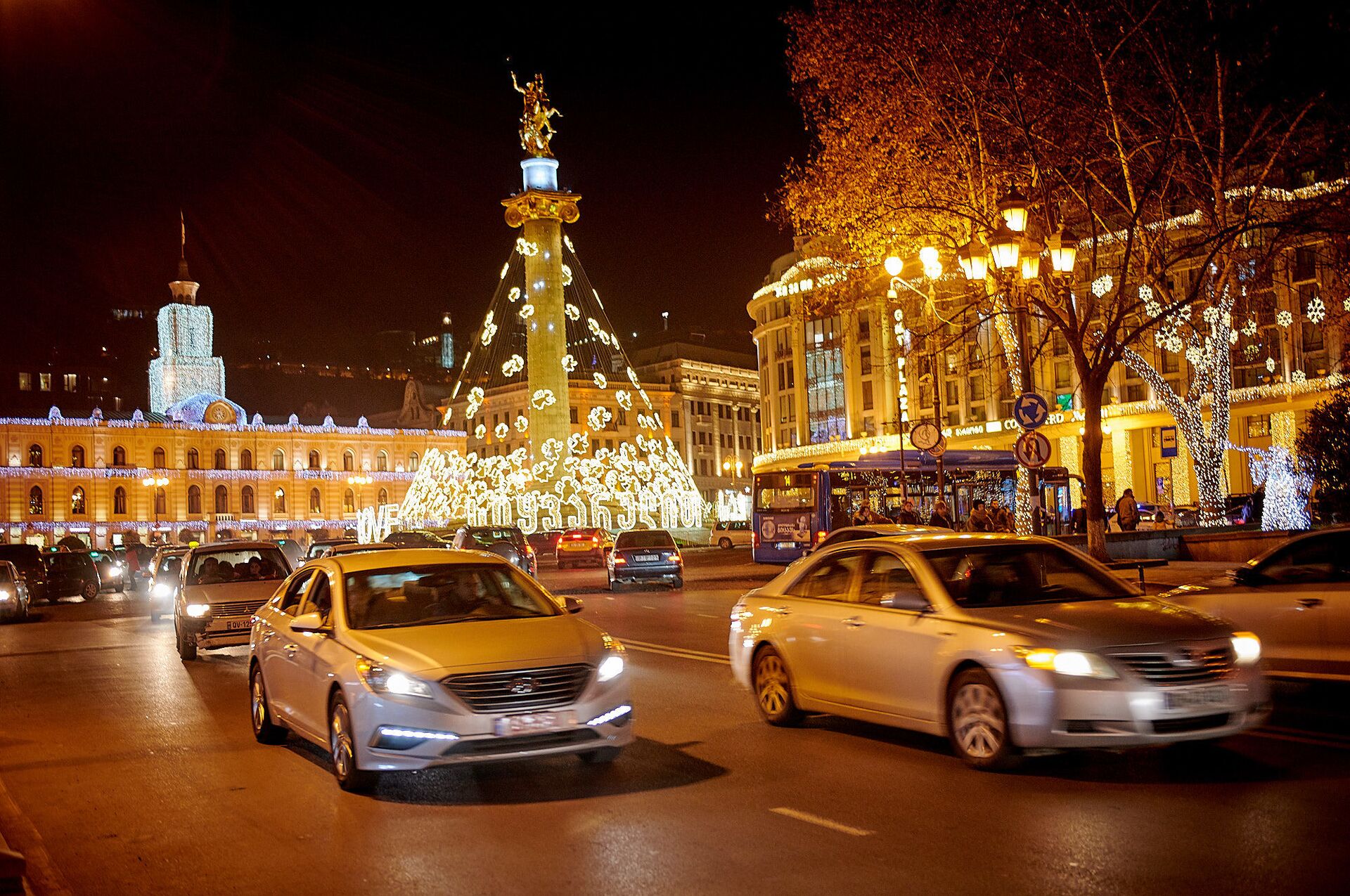 Площадь Свободы в центре Тбилиси с празднично украшенной статуей Святого Георгия во время новогодних праздников - Sputnik Грузия, 1920, 10.11.2022