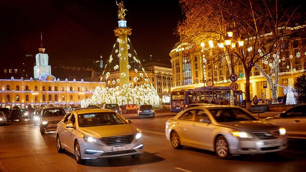 Площадь Свободы в центре Тбилиси с празднично украшенной статуей Святого Георгия во время новогодних праздников - Sputnik Грузия