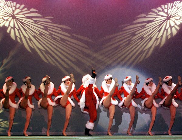 Кан-кан в исполнении Санта-Клауса и Снерурочек — танцовщиц Rockettes - Sputnik Грузия