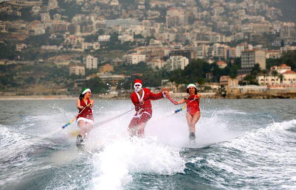 Участники Ливанского клуба водных лыж готовятся к Новому году в бухте - Sputnik Грузия