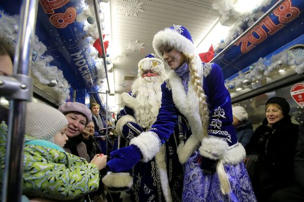 Дед Мороз и Снегурочка в вагоне тематического поезда, посвященного Новому году - Sputnik Грузия