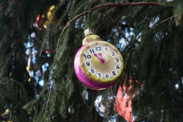 Игрушки в виде часов, символизирующие момент наступления Нового года, были популярны в 1950-е, когда вышел на экраны фильм Карнавальная ночь. С тех пор все елочные часы показывают без пяти двенадцать - Sputnik Грузия